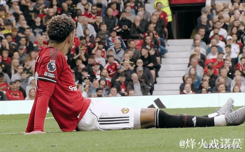 不满尽显!B费赛后用球衣擦汗,与卡塞米罗热烈交流 不满尽显!B费赛后用球衣擦汗,与卡塞米罗热烈交流